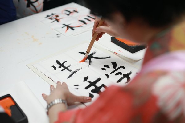 Où séjourner pour une immersion culturelle avec des cours de langue et des ateliers de calligraphie en Chine?