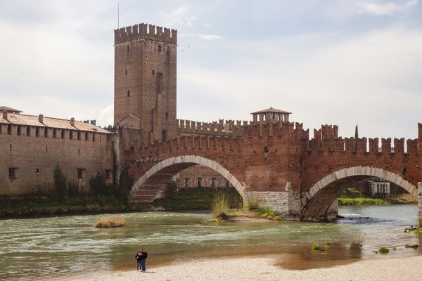 Où trouver les meilleures randonnées pour découvrir les châteaux cathares dans le sud de la France?